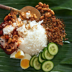 nasi lemak malaysia dengan lauk tradisional