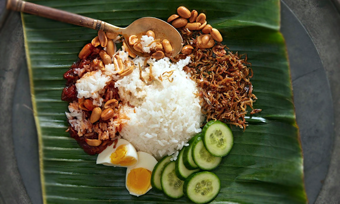 nasi lemak malaysia dengan lauk tradisional